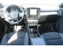 Volvo XC40 2.0 B4 Plus Black Edition | Denim Blue MEtallic | Microtech/Nubuck bekelding charcoal | 20 inch lichtmetalen velgen | Elektrisch verstelbare voorstoelen | Adaptieve Cruise Control | Panoramadak | Stoel- & stuurwielverwarming