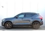 Volvo XC40 2.0 B4 Plus Black Edition | Denim Blue MEtallic | Microtech/Nubuck bekelding charcoal | 20 inch lichtmetalen velgen | Elektrisch verstelbare voorstoelen | Adaptieve Cruise Control | Panoramadak | Stoel- & stuurwielverwarming