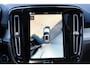 Volvo XC40 2.0 B4 Plus Black Edition | Denim Blue MEtallic | Microtech/Nubuck bekelding charcoal | 20 inch lichtmetalen velgen | Elektrisch verstelbare voorstoelen | Adaptieve Cruise Control | Panoramadak | Stoel- & stuurwielverwarming