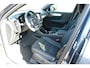 Volvo XC40 2.0 B4 Plus Black Edition | Denim Blue MEtallic | Microtech/Nubuck bekelding charcoal | 20 inch lichtmetalen velgen | Elektrisch verstelbare voorstoelen | Adaptieve Cruise Control | Panoramadak | Stoel- & stuurwielverwarming