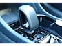 Volvo XC40 2.0 B4 Plus Black Edition | Denim Blue MEtallic | Microtech/Nubuck bekelding charcoal | 20 inch lichtmetalen velgen | Elektrisch verstelbare voorstoelen | Adaptieve Cruise Control | Panoramadak | Stoel- & stuurwielverwarming