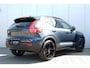 Volvo XC40 2.0 B4 Plus Black Edition | Denim Blue MEtallic | Microtech/Nubuck bekelding charcoal | 20 inch lichtmetalen velgen | Elektrisch verstelbare voorstoelen | Adaptieve Cruise Control | Panoramadak | Stoel- & stuurwielverwarming