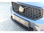 Volvo XC40 2.0 B4 Plus Black Edition | Denim Blue MEtallic | Microtech/Nubuck bekelding charcoal | 20 inch lichtmetalen velgen | Elektrisch verstelbare voorstoelen | Adaptieve Cruise Control | Panoramadak | Stoel- & stuurwielverwarming