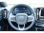 Volvo XC40 2.0 B4 Plus Black Edition | Denim Blue MEtallic | Microtech/Nubuck bekelding charcoal | 20 inch lichtmetalen velgen | Elektrisch verstelbare voorstoelen | Adaptieve Cruise Control | Panoramadak | Stoel- & stuurwielverwarming