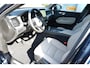 Volvo XC60 2.0 T6 Plug-in hybrid AWD Essential | Denim Blue metallic | Cardamom Nordico bekleding | 19 inch lichtmetalen velgen met all season banden | Adaptieve Cruise Control | Park Assist voor & achter met camera | Stoel- & stuurwielverwarming