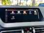 BMW 1-Serie 118i Business Edition M-Sport Automaat | M-AERODYNAMICA| STOF/LEDERENBEKLEDING| SFEERVERLICHTING| NAVIGATIE + APPLE CARPLAY/ANDROID AUTO| PARKEERSENSOREN V+A| LED KOPLAMPEN| SPORTSTOEL| DEALER ONDERHOUDEN| EERSTE EIGENAAR|