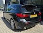 BMW 1-Serie 118i Business Edition M-Sport Automaat | M-AERODYNAMICA| STOF/LEDERENBEKLEDING| SFEERVERLICHTING| NAVIGATIE + APPLE CARPLAY/ANDROID AUTO| PARKEERSENSOREN V+A| LED KOPLAMPEN| SPORTSTOEL| DEALER ONDERHOUDEN| EERSTE EIGENAAR|