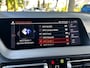 BMW 1-Serie 118i Business Edition M-Sport Automaat | M-AERODYNAMICA| STOF/LEDERENBEKLEDING| SFEERVERLICHTING| NAVIGATIE + APPLE CARPLAY/ANDROID AUTO| PARKEERSENSOREN V+A| LED KOPLAMPEN| SPORTSTOEL| DEALER ONDERHOUDEN| EERSTE EIGENAAR|