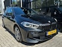 BMW 1-Serie 118i Business Edition M-Sport Automaat | M-AERODYNAMICA| STOF/LEDERENBEKLEDING| SFEERVERLICHTING| NAVIGATIE + APPLE CARPLAY/ANDROID AUTO| PARKEERSENSOREN V+A| LED KOPLAMPEN| SPORTSTOEL| DEALER ONDERHOUDEN| EERSTE EIGENAAR|