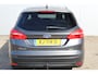 Ford Focus Wagon 1.0-125pk Titanium. Zeer nette, praktische en goed onderhouden wagen, afkomstig van de 1e eig. ! Autm. airco dual, cruise control, trekhaak, verwarmd voorraam, navigatie, telefoonvoorb., metallic lak, pdc v~a, LM wielen, All Season banden etc.
