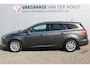 Ford Focus Wagon 1.0-125pk Titanium. Zeer nette, praktische en goed onderhouden wagen, afkomstig van de 1e eig. ! Autm. airco dual, cruise control, trekhaak, verwarmd voorraam, navigatie, telefoonvoorb., metallic lak, pdc v~a, LM wielen, All Season banden etc.
