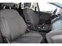 Ford Focus Wagon 1.0-125pk Titanium. Zeer nette, praktische en goed onderhouden wagen, afkomstig van de 1e eig. ! Autm. airco dual, cruise control, trekhaak, verwarmd voorraam, navigatie, telefoonvoorb., metallic lak, pdc v~a, LM wielen, All Season banden etc.