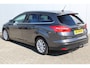 Ford Focus Wagon 1.0-125pk Titanium. Zeer nette, praktische en goed onderhouden wagen, afkomstig van de 1e eig. ! Autm. airco dual, cruise control, trekhaak, verwarmd voorraam, navigatie, telefoonvoorb., metallic lak, pdc v~a, LM wielen, All Season banden etc.
