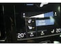 Volvo XC40 T2 Automaat Business Pro | Adaptive Cruise & Pilot Assist | Panoramisch Schuif-/kanteldak | Verwarmbare voorstoelen+stuur | AppleCarplay | Semi-elektr. inklapbare trekhaak | Keyless Entry | Park Assist & Camera Achter | DAB+ | Navigatie | 19'' Lichtmetalen wielen |