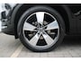 Volvo XC40 T2 Automaat Business Pro | Adaptive Cruise & Pilot Assist | Panoramisch Schuif-/kanteldak | Verwarmbare voorstoelen+stuur | AppleCarplay | Semi-elektr. inklapbare trekhaak | Keyless Entry | Park Assist & Camera Achter | DAB+ | Navigatie | 19'' Lichtmetalen wielen |