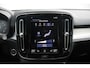 Volvo XC40 T2 Automaat Business Pro | Adaptive Cruise & Pilot Assist | Panoramisch Schuif-/kanteldak | Verwarmbare voorstoelen+stuur | AppleCarplay | Semi-elektr. inklapbare trekhaak | Keyless Entry | Park Assist & Camera Achter | DAB+ | Navigatie | 19'' Lichtmetalen wielen |