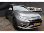 Mitsubishi Outlander 2.4 PHEV Intense één van de allerlaatste uit deze serie Outlanders! Navigatie, stoelverwarming SOH = 93,25%