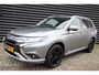Mitsubishi Outlander 2.4 PHEV Intense één van de allerlaatste uit deze serie Outlanders! Navigatie, stoelverwarming SOH = 93,25%