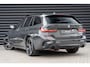 BMW 3-Serie Touring 330e High Executive M Sport / DRAVIT GRAU / PANO / 360 CAMERA / HUD / CARBON / TREKHAAK