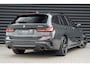 BMW 3-Serie Touring 330e High Executive M Sport / DRAVIT GRAU / PANO / 360 CAMERA / HUD / CARBON / TREKHAAK