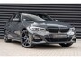 BMW 3-Serie Touring 330e High Executive M Sport / DRAVIT GRAU / PANO / 360 CAMERA / HUD / CARBON / TREKHAAK