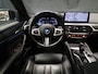 BMW 5-Serie Touring 530e M Sport [PANORAMADAK, ELEKTRISCHE TREKHAAK, APPLE CARPLAY, STOELVERWARMING, MEMORY, DIGITAL DASH, CAMERA, CRUISE CONTROL, PDC V + A, NAVIGATIE, NIEUWSTAAT]