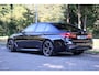 BMW 5-Serie M550i xDrive Executive M-Sport | Merino leder | 20" | Driving Assistent Plus | Comfort stoel met geheugen | Real-Time Traffic information | Zonnerolgordijnen achter | Stoelverwarming voor en achter | Etc.