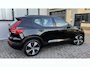 Volvo XC40 Recharge P8 AWD R-Design | Lounge Pack (audio installatie premium, elektrisch glazen panorama-dak, parkeersensor voor, rondomzicht camera) en Seat Pack (elektrisch verstelbare passagiersstoel, elektrisch verstelb. bestuurdersstoel met geheugen)
