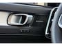 Volvo EX40 Single Motor Extended Range Ultra Europa 82 kWh | 45th Anniversary Edition | Panoramisch schuif-/ kanteldak | Elektrische voorstoelen met geheugenfunctie | Harman Kardon | +2 jaar extra verlengde garantie | Extra getint glas | Stoel-/ stuurwielverwarming | Driver assist | 20 inch. lichtmetalen velgen | verwarmde achterbank
