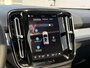 Volvo EX40 Single Motor Extended Range Ultra Europa 82 kWh | 45th Anniversary Edition | Panoramisch schuif-/ kanteldak | Harman Kardon | Elektrisch verstelbare voorstoelen met geheugen functie | 5 jaar garantie - (2 jaar extra fabrieksgarantie) | 20 inch lichtmetalen velgen | Extra getint glas achter | Verwarmde voorstoelen en stuurwiel | Pilot assist | Adaptieve cruise control