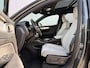 Volvo EX40 Single Motor Extended Range Ultra Europa 82 kWh | 45th Anniversary Edition | Panoramisch schuif-/ kanteldak | Harman Kardon | Elektrisch verstelbare voorstoelen met geheugen functie | 5 jaar garantie - (2 jaar extra fabrieksgarantie) | 20 inch lichtmetalen velgen | Extra getint glas achter | Verwarmde voorstoelen en stuurwiel | Pilot assist | Adaptieve cruise control