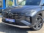 Hyundai Tucson 1.6 T-GDI Plug-in Hybrid Sky 4WD N-line l Trekhaak, 360 Camera, Adaptieve Cruise, Panoramadak, Stoelventilatie, Stoel/stuurverwarming V+A, Elektrische stoelverstelling met geheugen, Half alcantara/leder, Full option!
