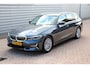BMW 3-Serie Touring 330i High Executive Edition O.a: Voll. Leder, Pdc, Led, Carplay, Elktr. achterklep, Sportstoelen, Etc..  Rijklaar! All-in prijs!