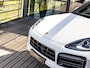 Porsche Cayenne 3.0 E-Hybrid Platinum Edition | SPORTDESIGN | SPORTCHRONO | SPORTUITLAATSYSTEEM | PANORAMA/SCHUIF-KANTELDAK | PASM LUCHTVERING | 21 INCH | 18-WEG STOELEN | ACHTERUITRIJCAMERA | ADAPTIVE CRUISE CONTROL | CARRARAWIT |