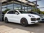 Porsche Cayenne 3.0 E-Hybrid Platinum Edition | SPORTDESIGN | SPORTCHRONO | SPORTUITLAATSYSTEEM | PANORAMA/SCHUIF-KANTELDAK | PASM LUCHTVERING | 21 INCH | 18-WEG STOELEN | ACHTERUITRIJCAMERA | ADAPTIVE CRUISE CONTROL | CARRARAWIT |