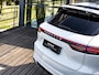 Porsche Cayenne 3.0 E-Hybrid Platinum Edition | SPORTDESIGN | SPORTCHRONO | SPORTUITLAATSYSTEEM | PANORAMA/SCHUIF-KANTELDAK | PASM LUCHTVERING | 21 INCH | 18-WEG STOELEN | ACHTERUITRIJCAMERA | ADAPTIVE CRUISE CONTROL | CARRARAWIT |