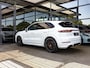 Porsche Cayenne 3.0 E-Hybrid Platinum Edition | SPORTDESIGN | SPORTCHRONO | SPORTUITLAATSYSTEEM | PANORAMA/SCHUIF-KANTELDAK | PASM LUCHTVERING | 21 INCH | 18-WEG STOELEN | ACHTERUITRIJCAMERA | ADAPTIVE CRUISE CONTROL | CARRARAWIT |