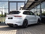 Porsche Cayenne 3.0 E-Hybrid Platinum Edition | SPORTDESIGN | SPORTCHRONO | SPORTUITLAATSYSTEEM | PANORAMA/SCHUIF-KANTELDAK | PASM LUCHTVERING | 21 INCH | 18-WEG STOELEN | ACHTERUITRIJCAMERA | ADAPTIVE CRUISE CONTROL | CARRARAWIT |