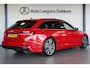 Audi A6 Avant 55 TFSI e Quattro Competition Tangorot Metallic | RS-stoelen | Black Optic | Head-Up | Camera | Pano | Adapt. Cruise | Trekhaak | Stoel/Stuurverw. | Carplay | Memory | Sfeerverl. | 20" LMV | PDC V+A