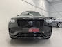 Volvo XC90 T8 Recharge AWD R-Design PANO/B&W/TREKHAAK/360CAMERA/22'/HEAD-UP/STANDKACHEL/MEMORY/GOOGLE/R-DESIGN VOL LEER/DONKERE-HEMEL/BLACK ALL BLACK/VOLLEDIG VOLVO DEALER HISTORIE