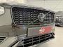 Volvo XC90 T8 Recharge AWD R-Design PANO/B&W/TREKHAAK/360CAMERA/22'/SOH 97,3%/HEAD-UP/STANDKACHEL/MEMORY/GOOGLE/R-DESIGN VOL LEER/DONKERE-HEMEL/BLACK ALL BLACK/VOLLEDIG VOLVO DEALER HISTORIE