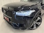Volvo XC90 T8 Recharge AWD R-Design PANO/B&W/TREKHAAK/360CAMERA/22'/HEAD-UP/STANDKACHEL/MEMORY/GOOGLE/R-DESIGN VOL LEER/DONKERE-HEMEL/BLACK ALL BLACK/VOLLEDIG VOLVO DEALER HISTORIE