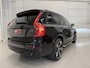 Volvo XC90 T8 Recharge AWD R-Design PANO/B&W/TREKHAAK/360CAMERA/22'/HEAD-UP/STANDKACHEL/MEMORY/GOOGLE/R-DESIGN VOL LEER/DONKERE-HEMEL/BLACK ALL BLACK/VOLLEDIG VOLVO DEALER HISTORIE
