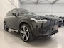 Volvo XC90 T8 Recharge AWD R-Design PANO/B&W/TREKHAAK/360CAMERA/22'/HEAD-UP/STANDKACHEL/MEMORY/GOOGLE/R-DESIGN VOL LEER/DONKERE-HEMEL/BLACK ALL BLACK/VOLLEDIG VOLVO DEALER HISTORIE