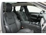 Volvo V90 2.0 T8 Plug-in hybrid AWD Ultra Dark Luchtvering | Bowers & Wilkins Audiosysteem | Lichtmetalen Velgen 20"| Kunstlederen Interieurdelen | Rondomzicht Camera | Elektrisch Glazen Panorama-Dak | Head-up Display | Electronic Climate Controle | Massagefunctie Voorstoelen | VerwarmdeGeventileerde Voorstoelen | Stuurwiel Verwarmend | Achterbank Verwarmd | Google Navigatiesysteem Full Map |Gelaagde Zijruiten | Semi Elektrische Trekhaak