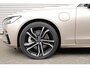 Volvo V90 2.0 T8 Plug-in hybrid AWD Ultra Dark Luchtvering | Bowers & Wilkins Audiosysteem | Lichtmetalen Velgen 20"| Kunstlederen Interieurdelen | Rondomzicht Camera | Elektrisch Glazen Panorama-Dak | Head-up Display | Electronic Climate Controle | Massagefunctie Voorstoelen | VerwarmdeGeventileerde Voorstoelen | Stuurwiel Verwarmend | Achterbank Verwarmd | Google Navigatiesysteem Full Map |Gelaagde Zijruiten | Semi Elektrische Trekhaak