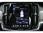 Volvo V90 2.0 T8 Plug-in hybrid AWD Ultra Dark Luchtvering | Bowers & Wilkins Audiosysteem | Lichtmetalen Velgen 20"| Kunstlederen Interieurdelen | Rondomzicht Camera | Elektrisch Glazen Panorama-Dak | Head-up Display | Electronic Climate Controle | Massagefunctie Voorstoelen | VerwarmdeGeventileerde Voorstoelen | Stuurwiel Verwarmend | Achterbank Verwarmd | Google Navigatiesysteem Full Map |Gelaagde Zijruiten | Semi Elektrische Trekhaak