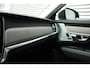 Volvo V90 2.0 T8 Plug-in hybrid AWD Ultra Dark Luchtvering | Bowers & Wilkins Audiosysteem | Lichtmetalen Velgen 20"| Kunstlederen Interieurdelen | Rondomzicht Camera | Elektrisch Glazen Panorama-Dak | Head-up Display | Electronic Climate Controle | Massagefunctie Voorstoelen | VerwarmdeGeventileerde Voorstoelen | Stuurwiel Verwarmend | Achterbank Verwarmd | Google Navigatiesysteem Full Map |Gelaagde Zijruiten | Semi Elektrische Trekhaak