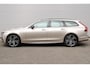 Volvo V90 2.0 T8 Plug-in hybrid AWD Ultra Dark Luchtvering | Bowers & Wilkins Audiosysteem | Lichtmetalen Velgen 20"| Kunstlederen Interieurdelen | Rondomzicht Camera | Elektrisch Glazen Panorama-Dak | Head-up Display | Electronic Climate Controle | Massagefunctie Voorstoelen | VerwarmdeGeventileerde Voorstoelen | Stuurwiel Verwarmend | Achterbank Verwarmd | Google Navigatiesysteem Full Map |Gelaagde Zijruiten | Semi Elektrische Trekhaak