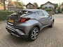 Toyota C-HR / C-HR+ 2.0 Hybrid Dynamic parkeercamera, climate- en cruise control, afneembare trekhaak, origineel Nederlandse auto, 2e eigenaar, dealeronderhouden, parkeersensoren voor en achter, Apple Carplay, Android Auto, Toyota 10 jaar garantie programma, Toyota pechhulp